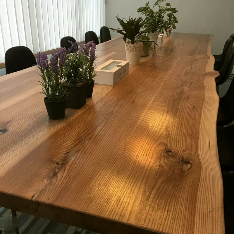 Konferencijski sto sa prirodnom ivicom